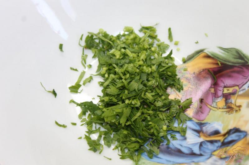 Фото приготовление рецепта: Рыбное филе в яичном кляре с зеленью шаг №2