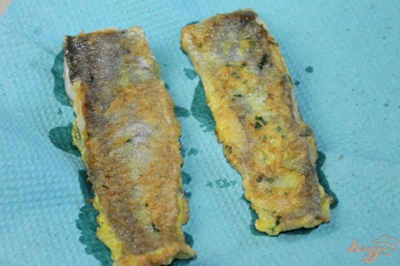 Фото приготовление рецепта: Рыбное филе в яичном кляре с зеленью шаг №6