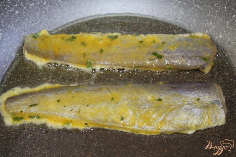 Фото приготовление рецепта: Рыбное филе в яичном кляре с зеленью шаг №5