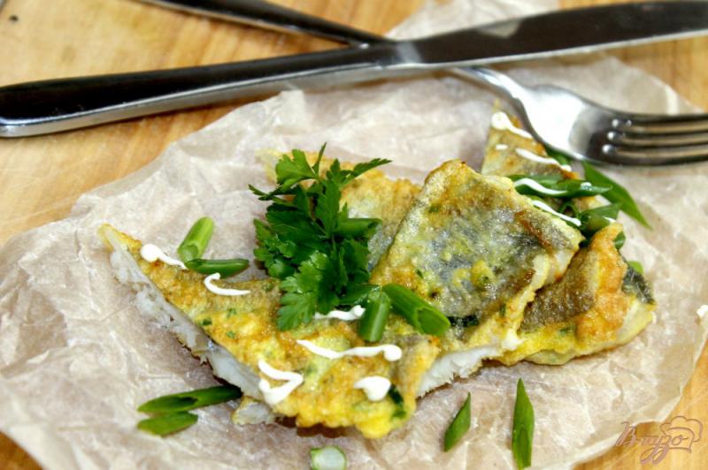 Фото приготовление рецепта: Рыбное филе в яичном кляре с зеленью шаг №7