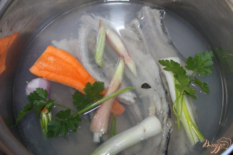 Фото приготовление рецепта: Рыбный бульон шаг №2