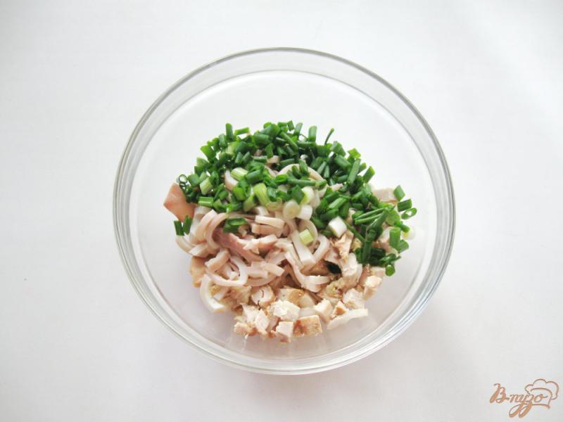 Фото приготовление рецепта: Салат с кальмарами и курицей шаг №3