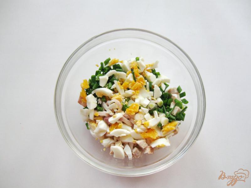 Фото приготовление рецепта: Салат с кальмарами и курицей шаг №4