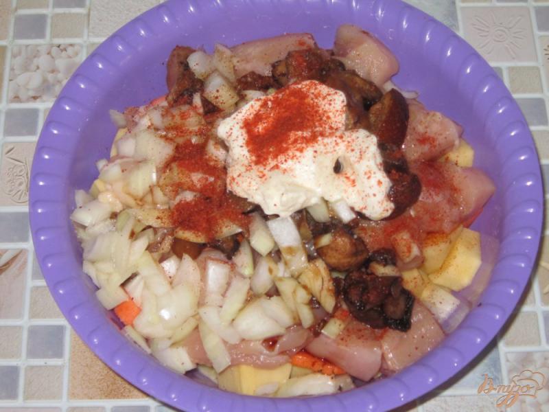 Фото приготовление рецепта: Картофель запеченный в горшочке с лесными грибами и куриной грудкой шаг №5