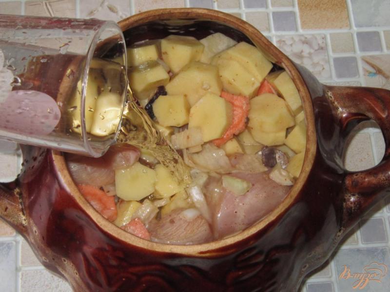 Фото приготовление рецепта: Картофель запеченный в горшочке с лесными грибами и куриной грудкой шаг №6