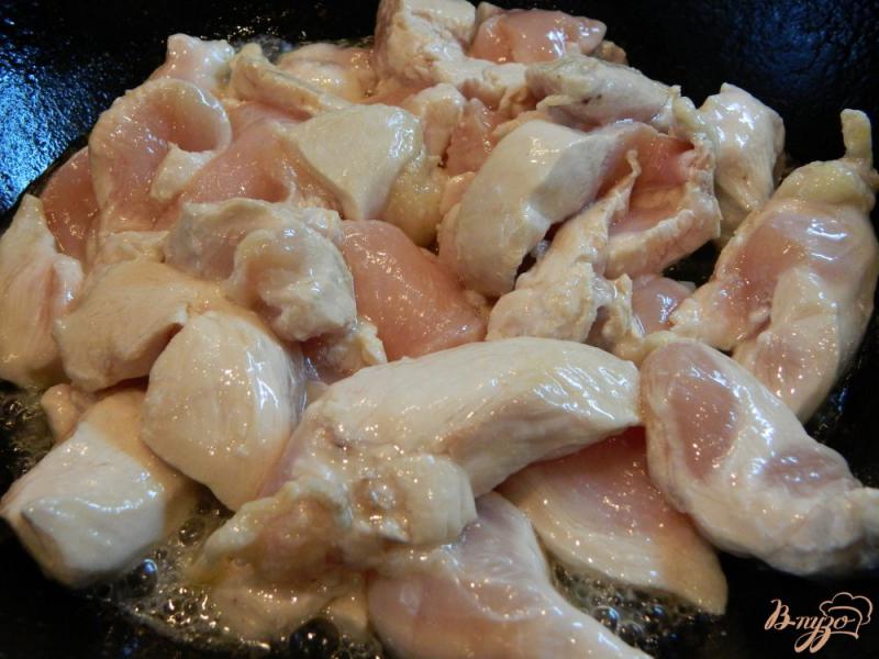 Фото приготовление рецепта: Куриный гуляш в сметанном соусе шаг №2