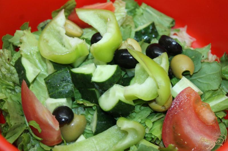 Фото приготовление рецепта: Овощной салат со свежими шампиньонами шаг №4