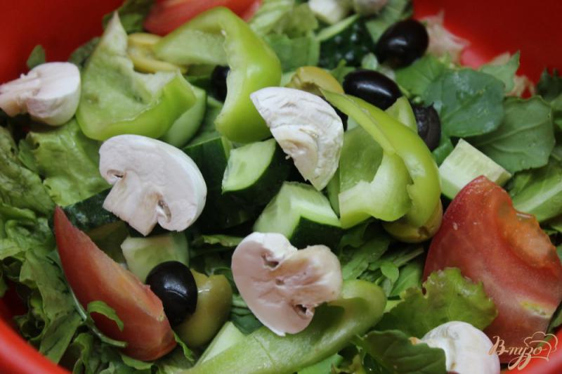 Фото приготовление рецепта: Овощной салат со свежими шампиньонами шаг №5