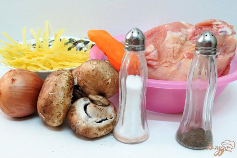 Фото приготовление рецепта: Курино - грибной бульон с лапшой шаг №1