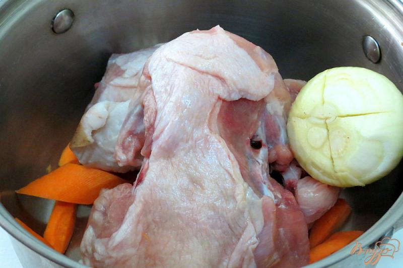 Фото приготовление рецепта: Курино - грибной бульон с лапшой шаг №2