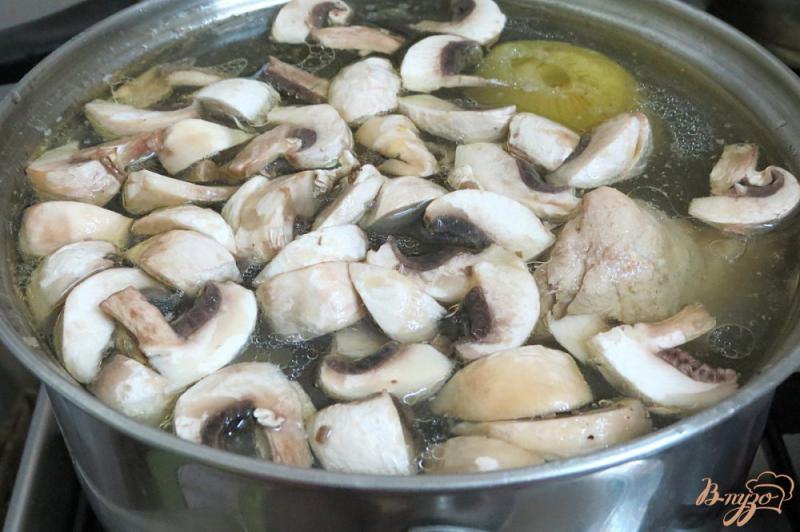 Фото приготовление рецепта: Курино - грибной бульон с лапшой шаг №5