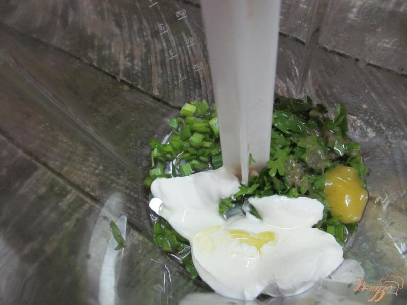 Фото приготовление рецепта: Зеленая салатная заправка шаг №2