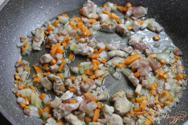 Фото приготовление рецепта: Гороховый суп с беконом и курицей шаг №3