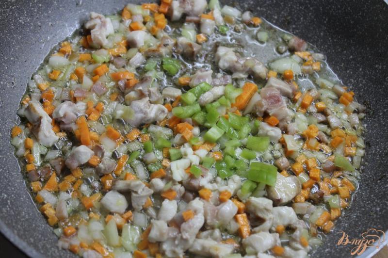 Фото приготовление рецепта: Гороховый суп с беконом и курицей шаг №4