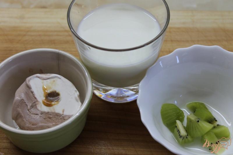 Фото приготовление рецепта: Молочный коктейль из киви с шоколадом и апельсиновой цедрой шаг №1