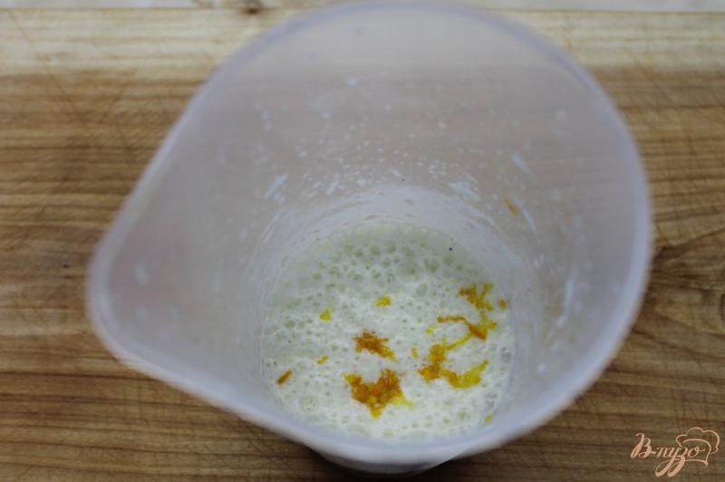Фото приготовление рецепта: Молочный коктейль из киви с шоколадом и апельсиновой цедрой шаг №3