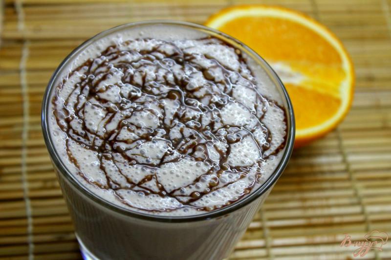 Фото приготовление рецепта: Молочный коктейль из киви с шоколадом и апельсиновой цедрой шаг №5