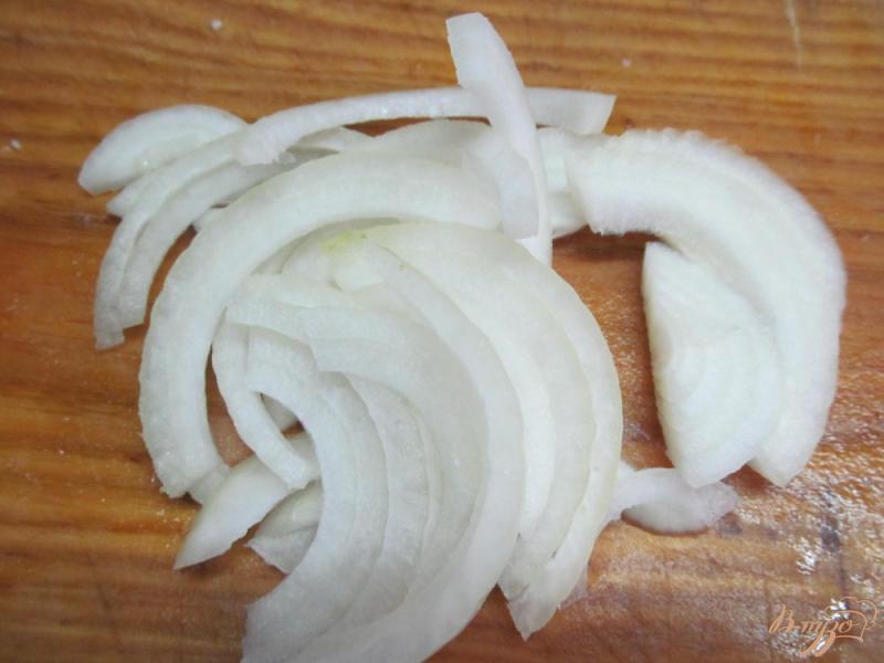Фото приготовление рецепта: Салат из жареной свинины с луком и редькой шаг №3