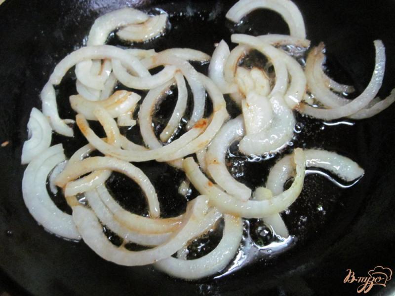 Фото приготовление рецепта: Салат из жареной свинины с луком и редькой шаг №4