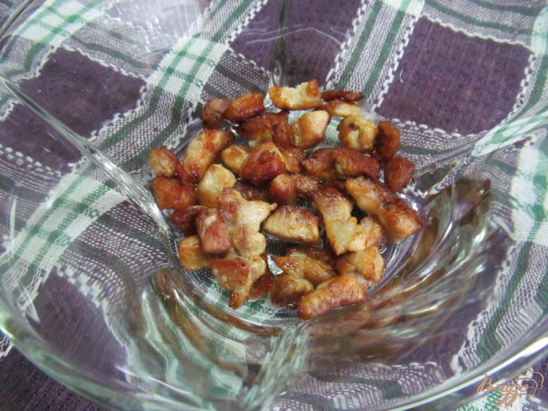 Фото приготовление рецепта: Салат из жареной свинины с луком и редькой шаг №2