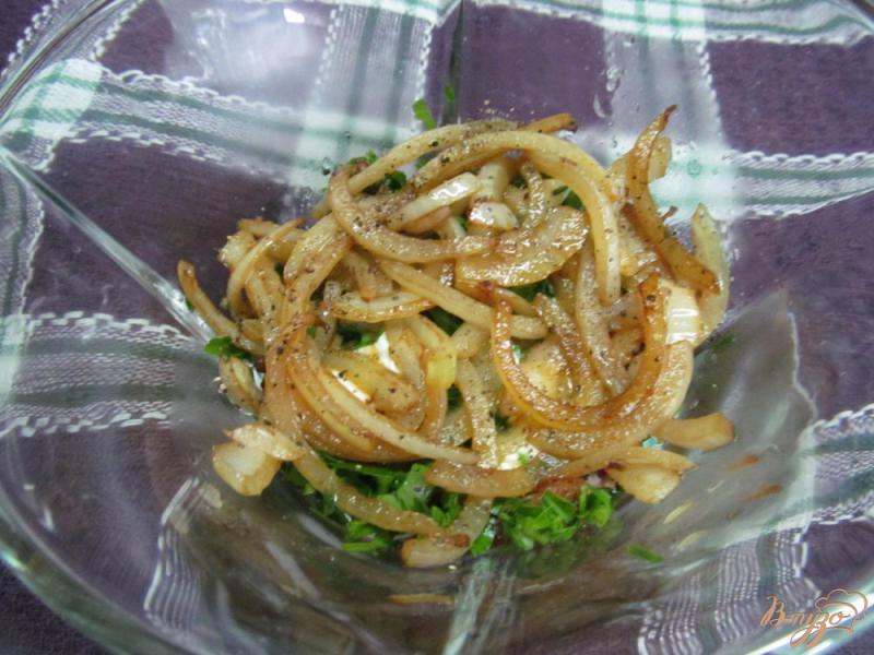 Фото приготовление рецепта: Салат из жареной свинины с луком и редькой шаг №7