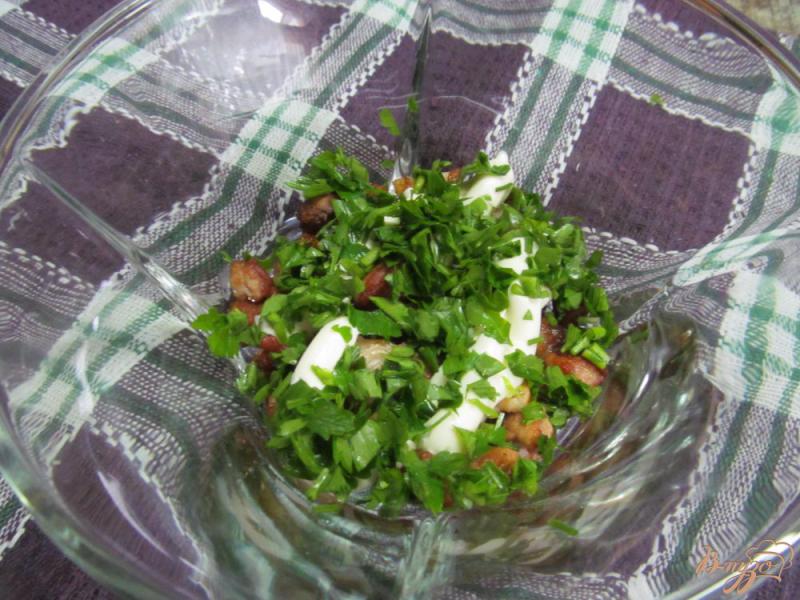 Фото приготовление рецепта: Салат из жареной свинины с луком и редькой шаг №6