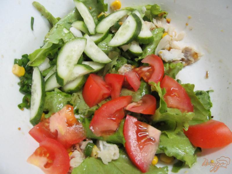 Фото приготовление рецепта: Салат из свежих овощей с жареной рыбой и кукурузой шаг №4