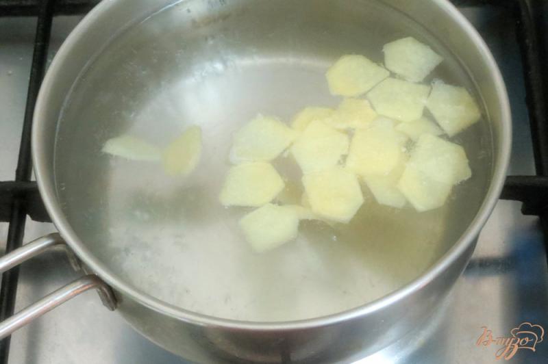 Фото приготовление рецепта: Имбирный чай с мелисой и лимоном шаг №3