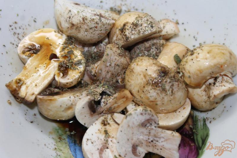 Фото приготовление рецепта: Куриный салат с яйцом пашот и грибами шаг №2