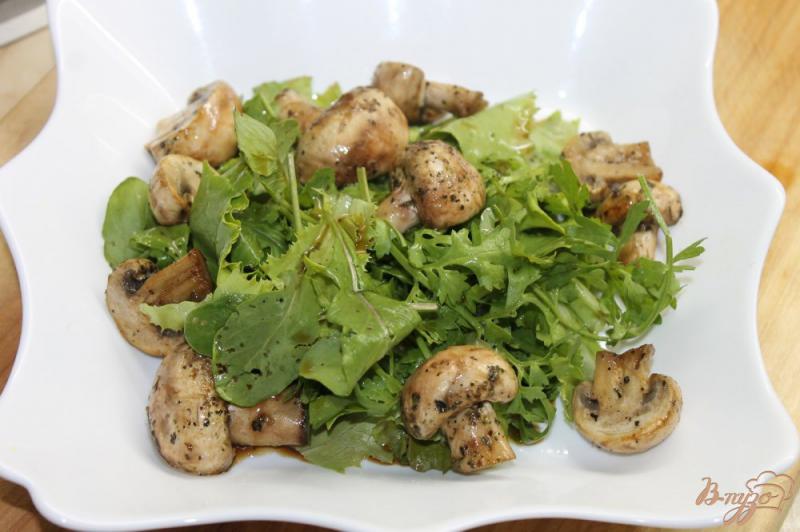 Фото приготовление рецепта: Куриный салат с яйцом пашот и грибами шаг №7