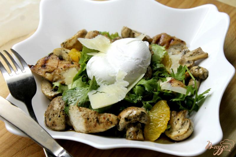 Фото приготовление рецепта: Куриный салат с яйцом пашот и грибами шаг №9