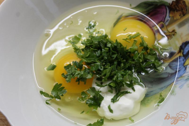 Фото приготовление рецепта: Тост на завтрак с яйцом, сыром и колбасой шаг №1