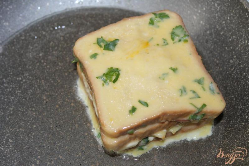 Фото приготовление рецепта: Тост на завтрак с яйцом, сыром и колбасой шаг №5