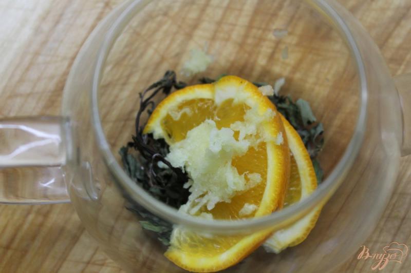 Фото приготовление рецепта: Апельсиновый чай с мятой и имбирем шаг №2