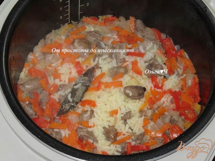 Фото приготовление рецепта: Куриные сердечки с рисом и сладким перцем шаг №4