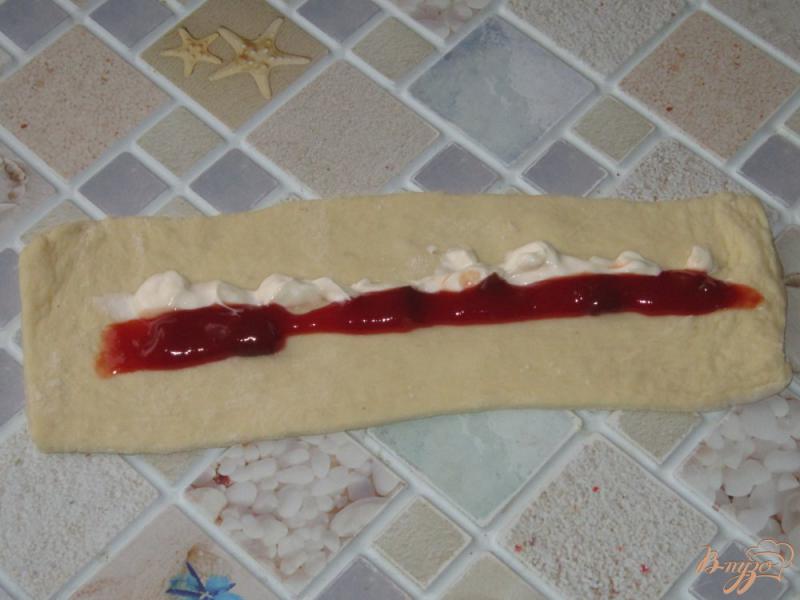 Фото приготовление рецепта: Сосиски в тесте с кетчупом и майонезом шаг №9