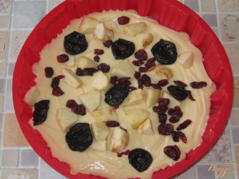 Фото приготовление рецепта: Шарлотка с клюквой, яблоком и черносливом шаг №5