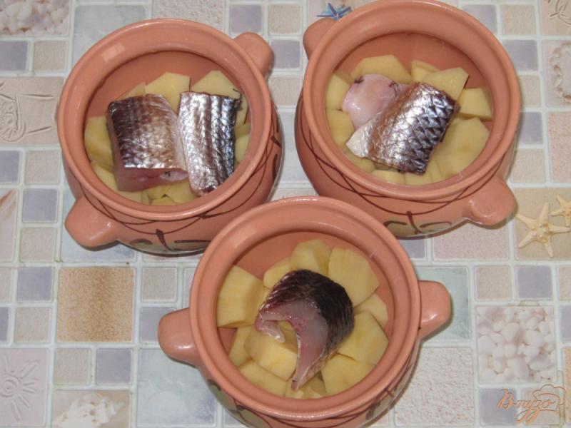 Фото приготовление рецепта: Пеленгас с картофелем в горшочке шаг №2