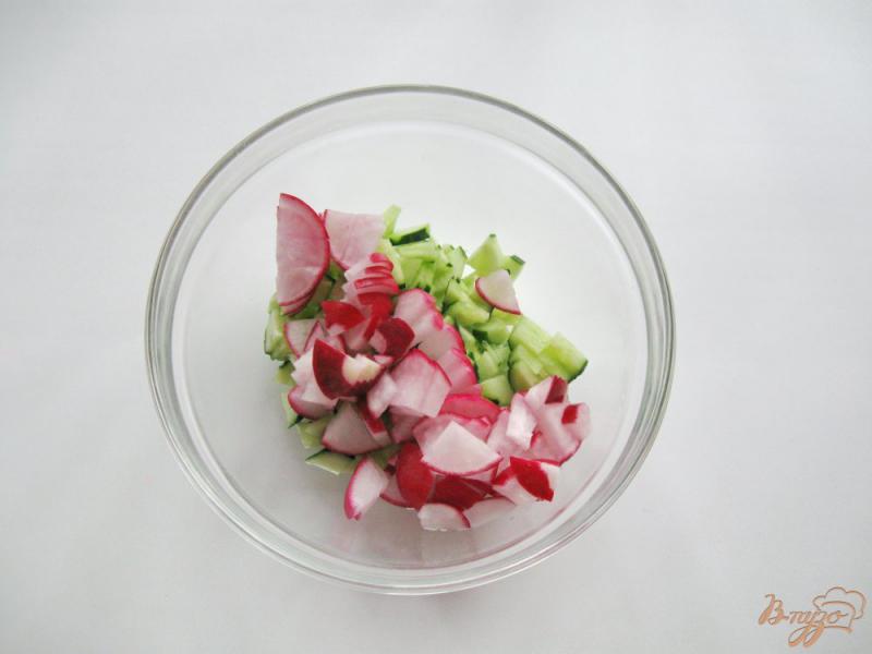 Фото приготовление рецепта: Салат из редиса с сыром шаг №2