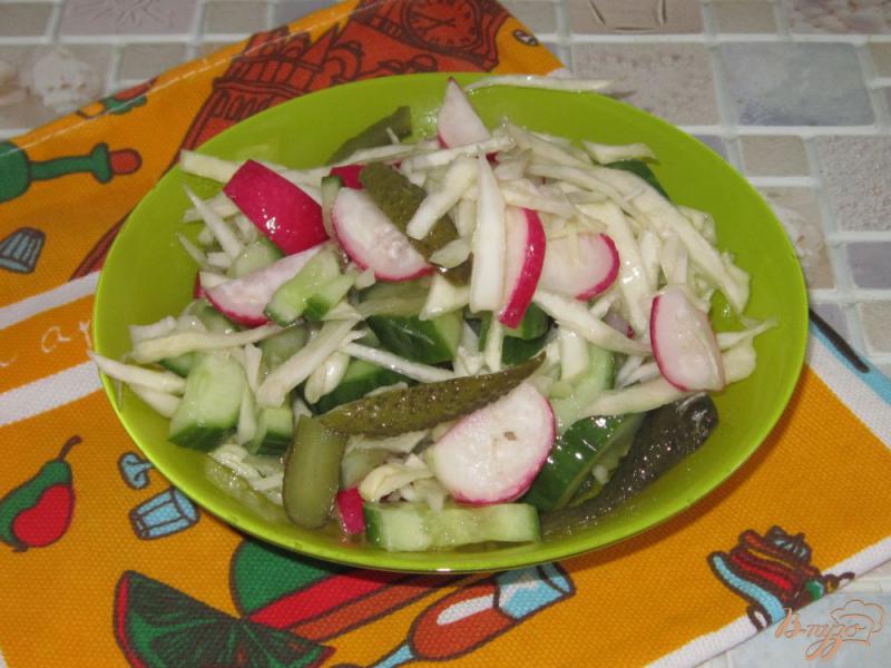 Фото приготовление рецепта: Овощной салат с капустой, редисом и корнишонами шаг №6