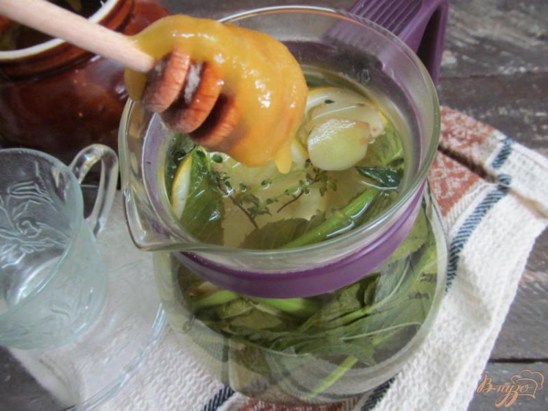 Фото приготовление рецепта: Чай с мятой тимьяном и имбирем шаг №3