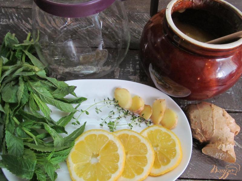 Фото приготовление рецепта: Чай с мятой тимьяном и имбирем шаг №1