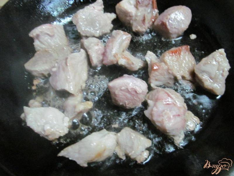 Фото приготовление рецепта: Тушенная свинина с овощами и яблоком шаг №1