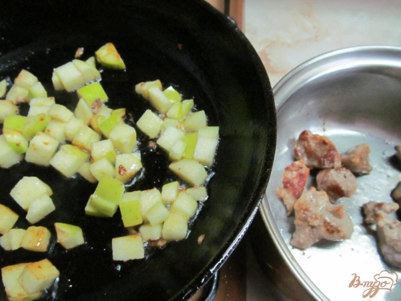 Фото приготовление рецепта: Тушенная свинина с овощами и яблоком шаг №4