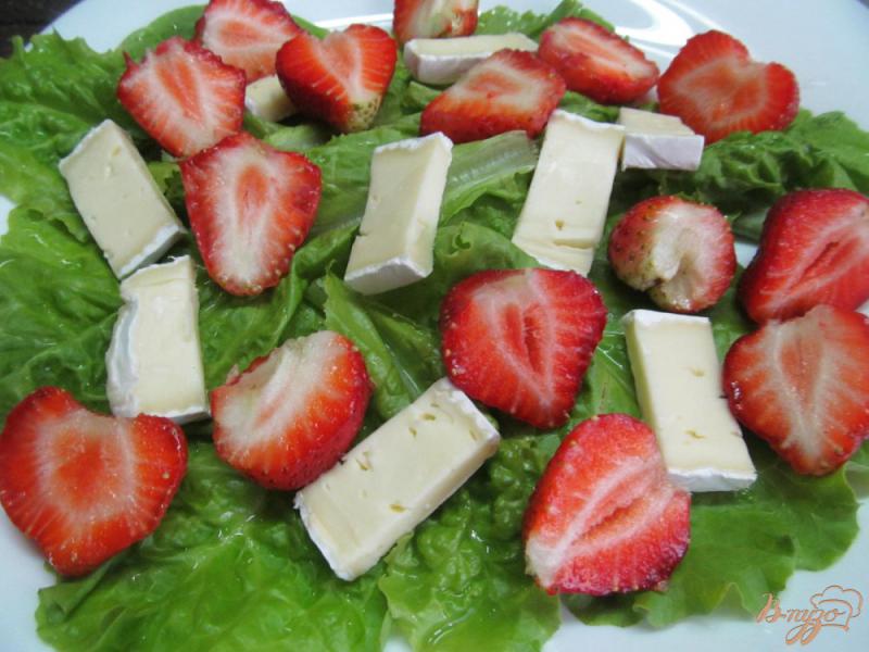 Фото приготовление рецепта: Клубничный салат с сыром бри шаг №3