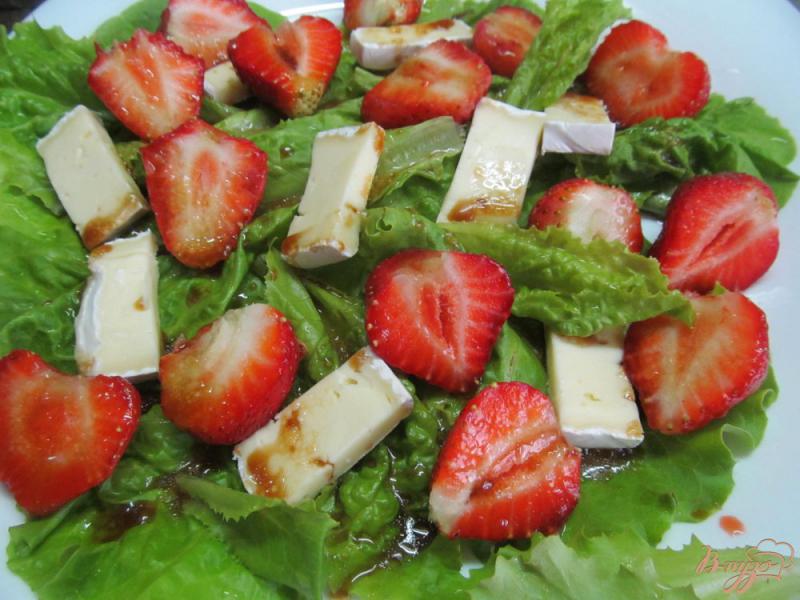 Фото приготовление рецепта: Клубничный салат с сыром бри шаг №5