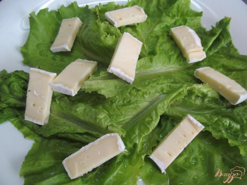 Фото приготовление рецепта: Клубничный салат с сыром бри шаг №2
