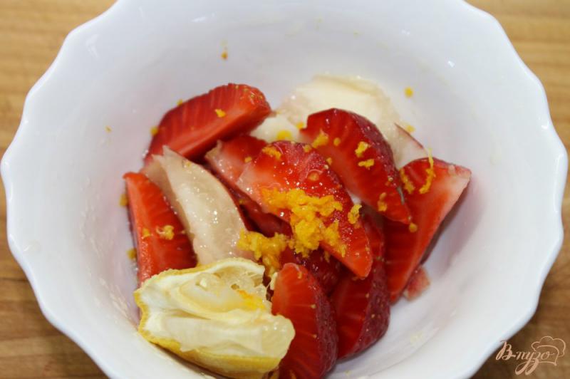 Фото приготовление рецепта: «Аля мохито» с персиком и клубникой шаг №2