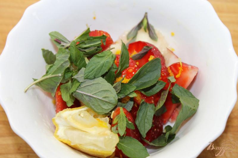 Фото приготовление рецепта: «Аля мохито» с персиком и клубникой шаг №3