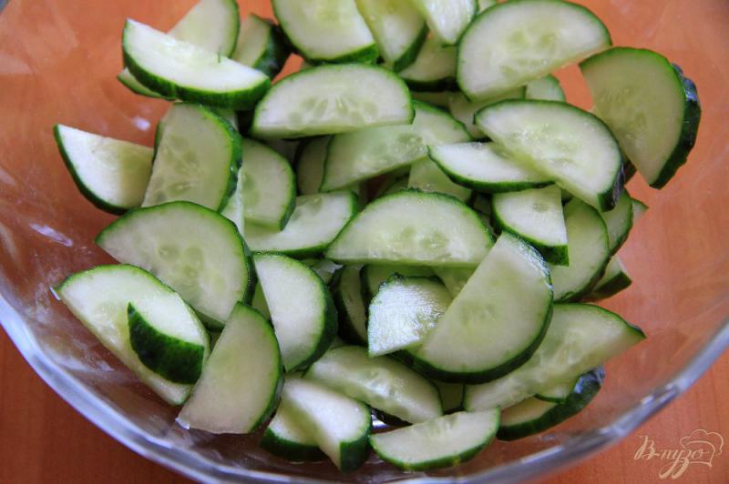Фото приготовление рецепта: Салат из помидор, огурцов и зелени шаг №1